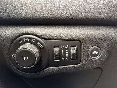 2016 Chrysler 200 - Photo 9