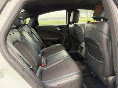 2016 Chrysler 200 - Photo 27