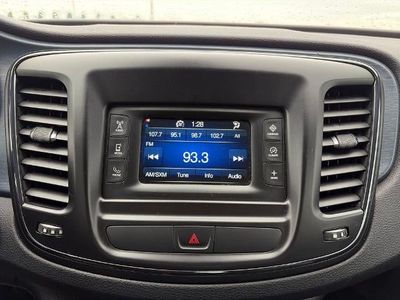 2016 Chrysler 200 - Photo 6