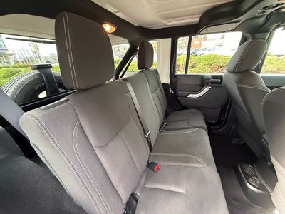 2016 Jeep Wrangler — photo 32 view