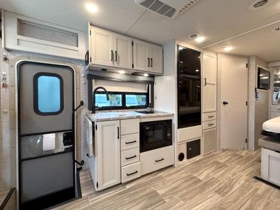 2021 Thor Motor Coach Vegas - Photo 4