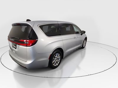 2024 Chrysler Pacifica — photo 7 view