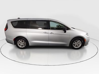 2024 Chrysler Pacifica — photo 8 view