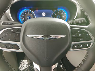 2024 Chrysler Pacifica — photo 12 view