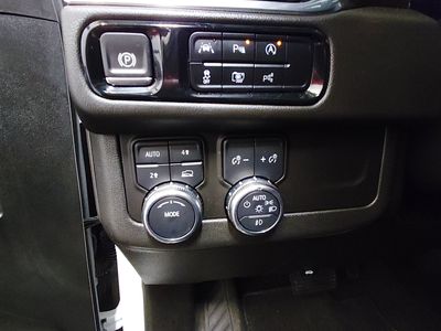 2025 GMC Yukon XL - Photo 13
