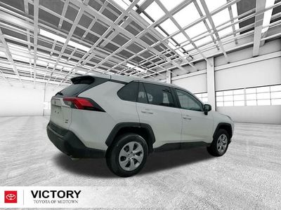 2025 Toyota RAV4 - Photo 3