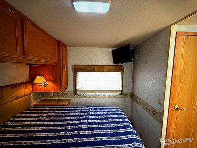 2004 Winnebago Sightseer - Photo 26