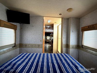 2004 Winnebago Sightseer - Photo 27