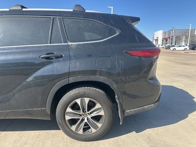 2022 Toyota Highlander - Photo 3