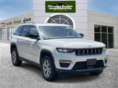 2023 Jeep Grand Cherokee — interior view