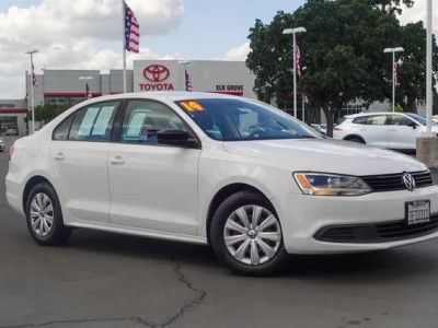 2014 Volkswagen Jetta — engine compartment view