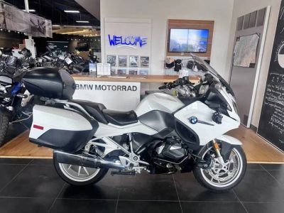 2019 BMW 19RT — front three-quarter view