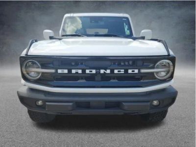 2021 Ford Bronco Outer Banks in Oxford White — front three-quarter view