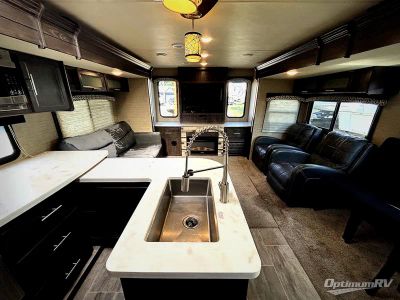 2019 Dutchmen Kodiak Ultimate — interior view