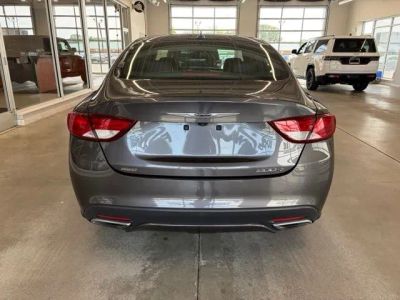 2015 Chrysler 200 — detail view