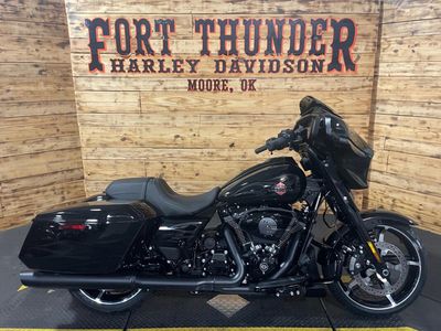 2025 Harley-Davidson FLHX - Street Glide — engine compartment view