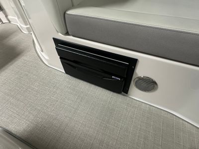 2021 Regal 28 Express - Photo 14