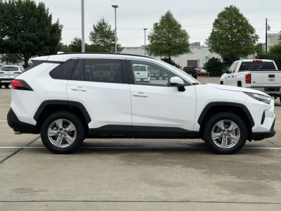 2025 Toyota RAV4 - Photo 3