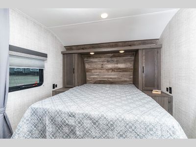 2022 Gulf Stream RV Kingsport — interior view