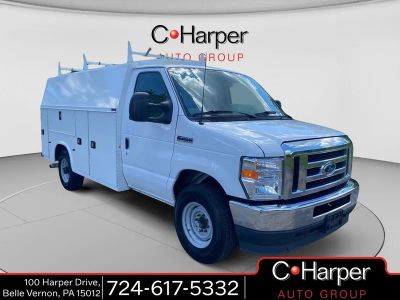 2022 Ford E-350SD Base Cutaway in Oxford White — front three-quarter view