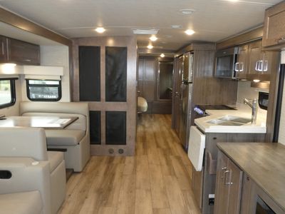 2025 Winnebago Forza - Photo 5