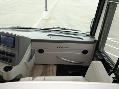 2025 Winnebago Forza - Photo 11