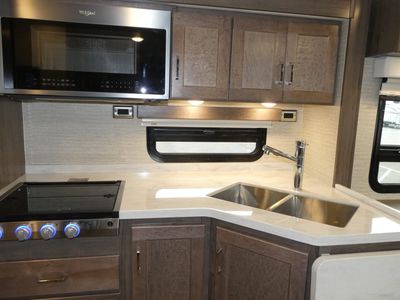 2025 Winnebago Forza - Photo 7