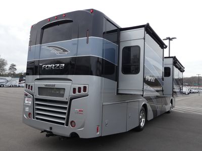 2025 Winnebago Forza - Photo 4