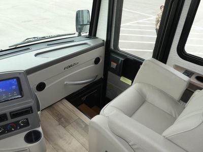 2025 Winnebago Forza - Photo 12