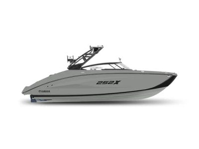 2026 Yamaha Boats 252XE — front three-quarter view
