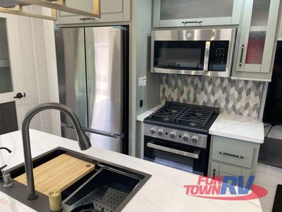 2025 Redwood RV Regency - Photo 5