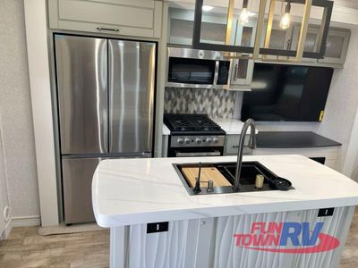 2025 Redwood RV Regency - Photo 18
