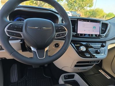 2023 Chrysler Pacifica - Photo 12