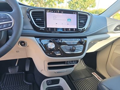 2023 Chrysler Pacifica - Photo 13