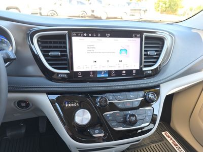 2023 Chrysler Pacifica - Photo 11