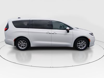 2023 Chrysler Pacifica — photo 8 view