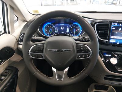 2023 Chrysler Pacifica — photo 12 view
