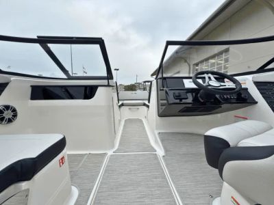 2025 Sea Ray SPX 190 Outboard - Photo 9