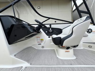 2025 Sea Ray SPX 190 Outboard - Photo 7