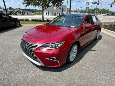 2017 Lexus ES — detail view