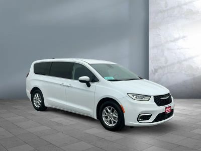 2023 Chrysler Pacifica — photo 8 view