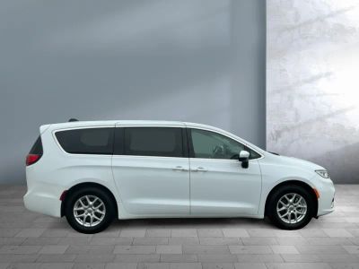 2023 Chrysler Pacifica — photo 7 view