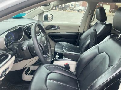 2023 Chrysler Pacifica — photo 9 view