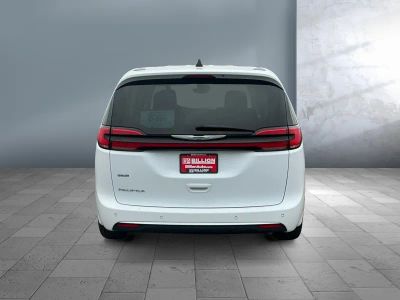 2023 Chrysler Pacifica — detail view