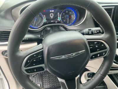 2023 Chrysler Pacifica — photo 13 view