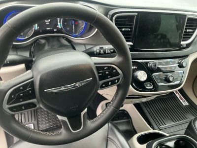2023 Chrysler Pacifica — photo 14 view