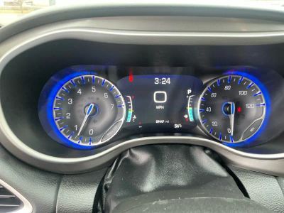 2023 Chrysler Pacifica — photo 10 view