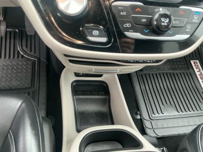 2023 Chrysler Pacifica — photo 12 view