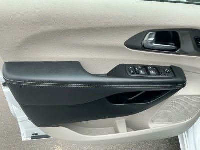 2023 Chrysler Pacifica — photo 15 view