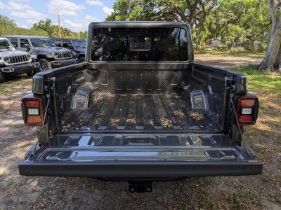 2026 Jeep Gladiator — photo 12 view